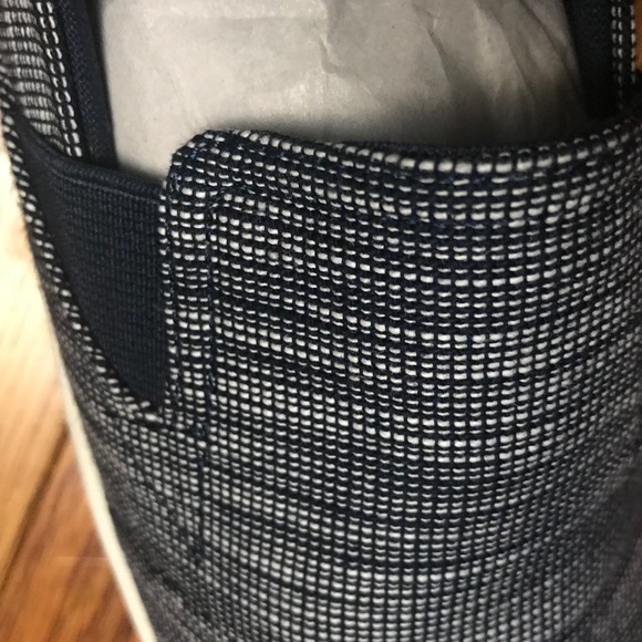 TOMS LUCA NAVY STRIPE CHAMBRAY YOUTH SLIP ONS - Picture 4 of 6